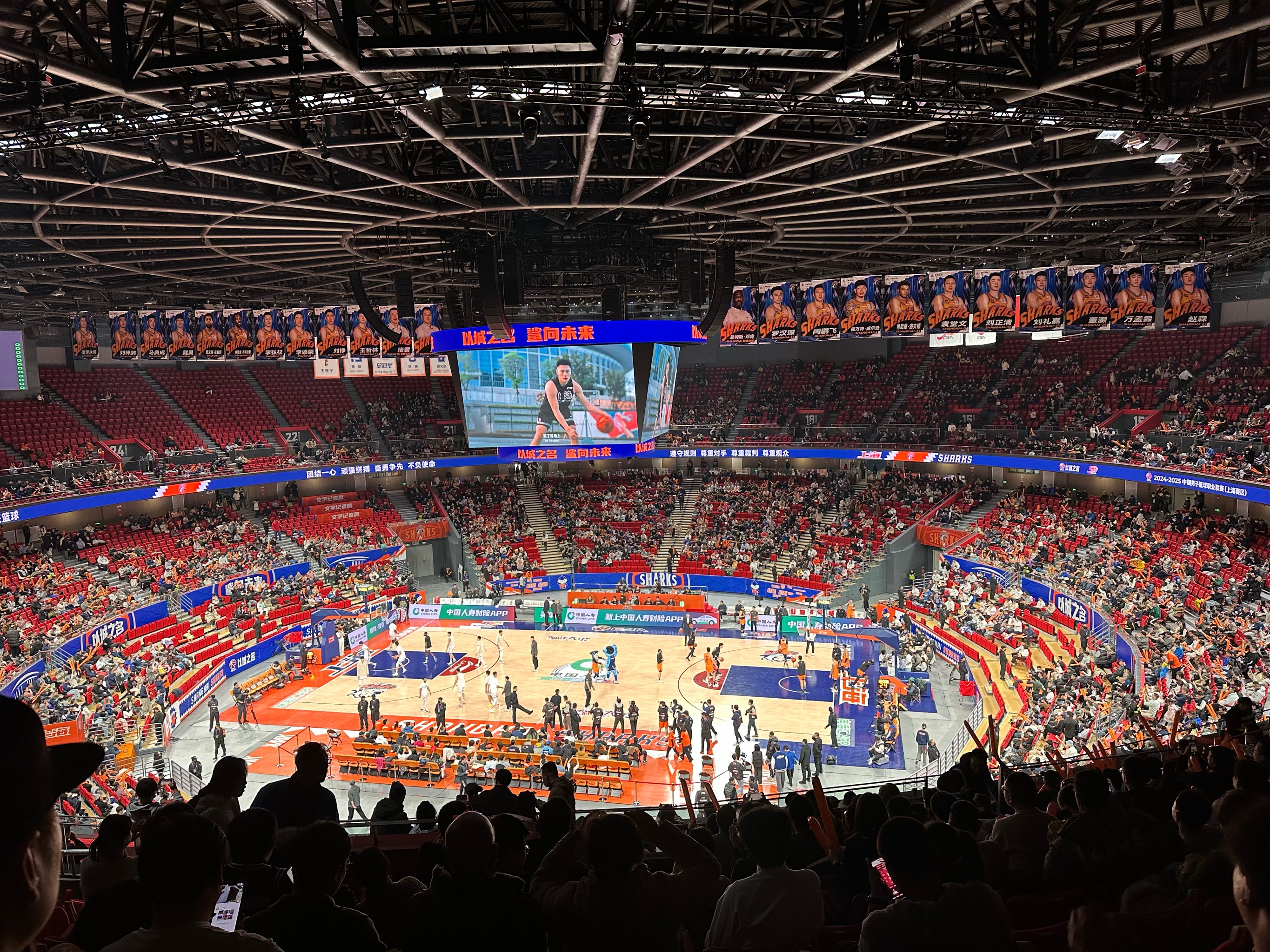 运动员创造新纪录！比赛现场沸腾